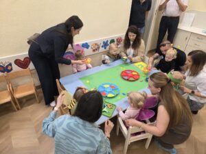 Dzieci tworzą kwiatki dla rodiców.