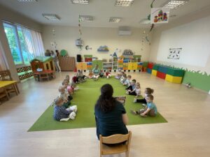 Pani z biblioteki czyta dzieciom bajkę.