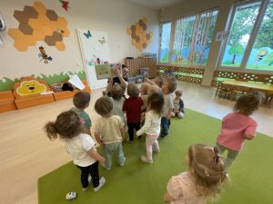 Pani z biblioteki czyta dzieciom bajkę.