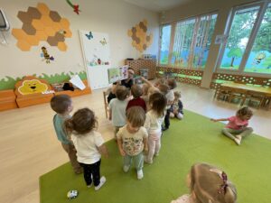 Pani z biblioteki czyta dzieciom bajkę.