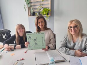 Zespół naszego żłobka podczas szkolenia i warsztatów dotyczących nowoczesnej opieki oraz wspierania rozwoju dzieci.