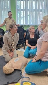Szkolenie pracowników żłobka z zakresu udzielania pierwszej pomocy i obsługi defibrylatora AED – ćwiczenia praktyczne na fantomach dorosłych, dzieci i niemowląt prowadzone przez ratowników medycznych.