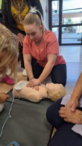 Szkolenie pracowników żłobka z zakresu udzielania pierwszej pomocy i obsługi defibrylatora AED – ćwiczenia praktyczne na fantomach dorosłych, dzieci i niemowląt prowadzone przez ratowników medycznych.