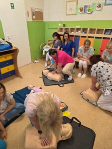 Szkolenie pracowników żłobka z zakresu udzielania pierwszej pomocy i obsługi defibrylatora AED – ćwiczenia praktyczne na fantomach dorosłych, dzieci i niemowląt prowadzone przez ratowników medycznych.