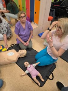 Szkolenie pracowników żłobka z zakresu udzielania pierwszej pomocy i obsługi defibrylatora AED – ćwiczenia praktyczne na fantomach dorosłych, dzieci i niemowląt prowadzone przez ratowników medycznych.