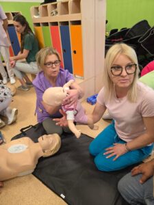 Szkolenie pracowników żłobka z zakresu udzielania pierwszej pomocy i obsługi defibrylatora AED – ćwiczenia praktyczne na fantomach dorosłych, dzieci i niemowląt prowadzone przez ratowników medycznych.