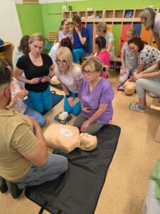 Szkolenie pracowników żłobka z zakresu udzielania pierwszej pomocy i obsługi defibrylatora AED – ćwiczenia praktyczne na fantomach dorosłych, dzieci i niemowląt prowadzone przez ratowników medycznych.