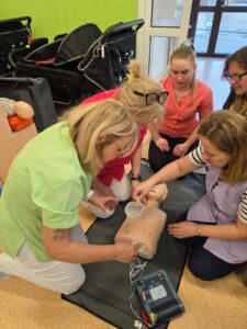Szkolenie pracowników żłobka z zakresu udzielania pierwszej pomocy i obsługi defibrylatora AED – ćwiczenia praktyczne na fantomach dorosłych, dzieci i niemowląt prowadzone przez ratowników medycznych.