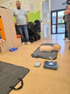 Szkolenie pracowników żłobka z zakresu udzielania pierwszej pomocy i obsługi defibrylatora AED – ćwiczenia praktyczne na fantomach dorosłych, dzieci i niemowląt prowadzone przez ratowników medycznych.