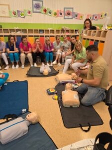Szkolenie pracowników żłobka z zakresu udzielania pierwszej pomocy i obsługi defibrylatora AED – ćwiczenia praktyczne na fantomach dorosłych, dzieci i niemowląt prowadzone przez ratowników medycznych.