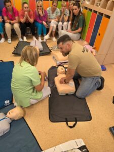 Szkolenie pracowników żłobka z zakresu udzielania pierwszej pomocy i obsługi defibrylatora AED – ćwiczenia praktyczne na fantomach dorosłych, dzieci i niemowląt prowadzone przez ratowników medycznych.