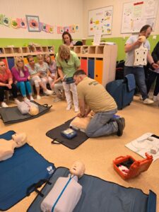 Szkolenie pracowników żłobka z zakresu udzielania pierwszej pomocy i obsługi defibrylatora AED – ćwiczenia praktyczne na fantomach dorosłych, dzieci i niemowląt prowadzone przez ratowników medycznych.
