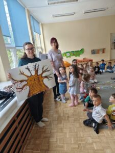 Dzieci ze żłobka wspólnie z opiekunką tworzą kolorowe „Drzewo Wdzięczności” dla Pań z Miejskiej Biblioteki Publicznej w Opolu z okazji Dnia Bibliotekarza.