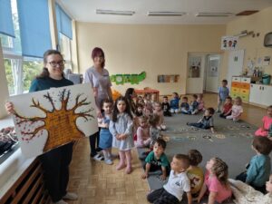 Dzieci ze żłobka wspólnie z opiekunką tworzą kolorowe „Drzewo Wdzięczności” dla Pań z Miejskiej Biblioteki Publicznej w Opolu z okazji Dnia Bibliotekarza.