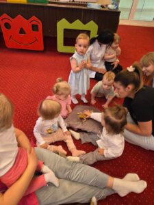 Dzieci podczas warsztatów przyrodniczych poznają agamę brodatą, obserwują ją z bliska i uczestniczą w zajęciach edukacyjnych w sali żłobkowej.
