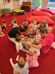 Dzieci podczas warsztatów przyrodniczych poznają agamę brodatą, obserwują ją z bliska i uczestniczą w zajęciach edukacyjnych w sali żłobkowej.