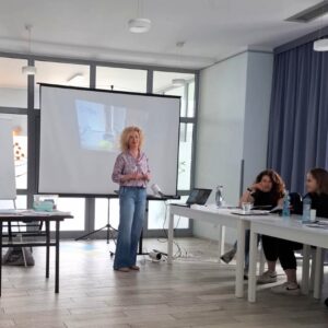 Zespół naszego żłobka podczas szkolenia i warsztatów dotyczących nowoczesnej opieki oraz wspierania rozwoju dzieci.