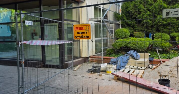 Wygrodzony teren prac remontowych na dziedzińcu żłobka z wyznaczonym ciągiem komunikacyjnym dla użytkowników obiektu.