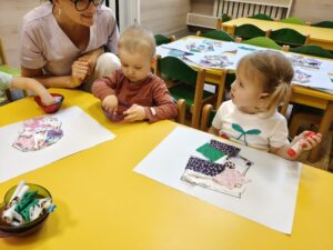 dzieci wykonują prace plastyczną