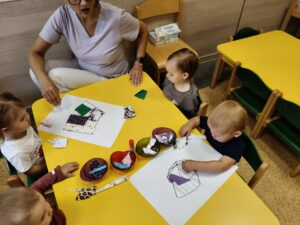dzieci wykonują prace plastyczną