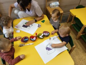 dzieci wykonują prace plastyczną