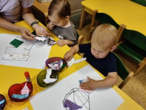 dzieci wykonują prace plastyczną
