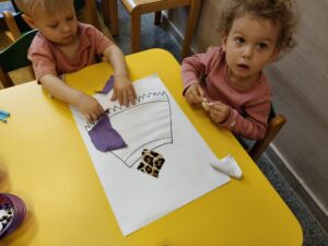dzieci wykonują prace plastyczną