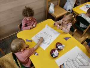 dzieci wykonują prace plastyczną