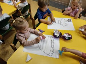 dzieci wykonują prace plastyczną