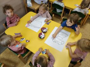dzieci wykonują prace plastyczną