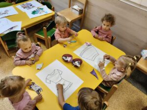 dzieci wykonują prace plastyczną