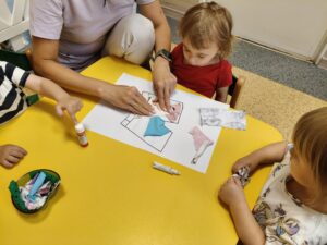 dzieci wykonują prace plastyczną