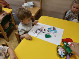 dzieci wykonują prace plastyczną