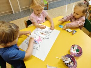 dzieci wykonują prace plastyczną
