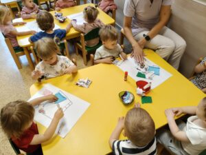 dzieci wykonują prace plastyczną