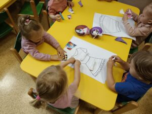 dzieci wykonują prace plastyczną