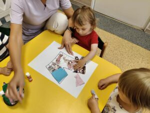dzieci wykonują prace plastyczną
