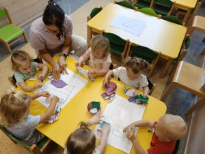 dzieci wykonują prace plastyczną