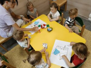 dzieci wykonują prace plastyczną