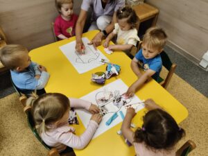 dzieci wykonują prace plastyczną