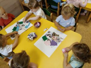 dzieci wykonują prace plastyczną
