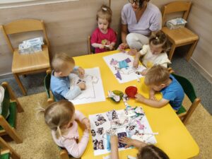 dzieci wykonują prace plastyczną
