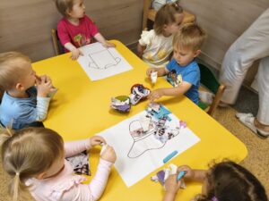 dzieci wykonują prace plastyczną