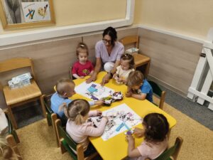 dzieci wykonują prace plastyczną