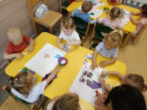 dzieci wykonują prace plastyczną