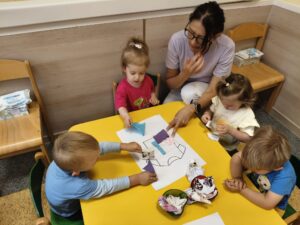 dzieci wykonują prace plastyczną