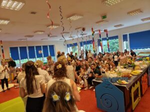 Rodzice obserwują występ dzieci