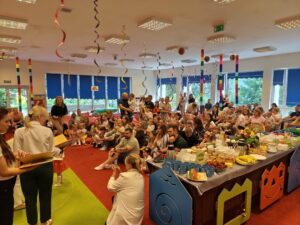 Rodzice oglądający występ dzieci