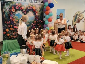 Dzieci z opiekunkami występujące przed rodzicami