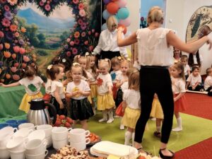Dzieci z opiekunkami występujące przed rodzicami